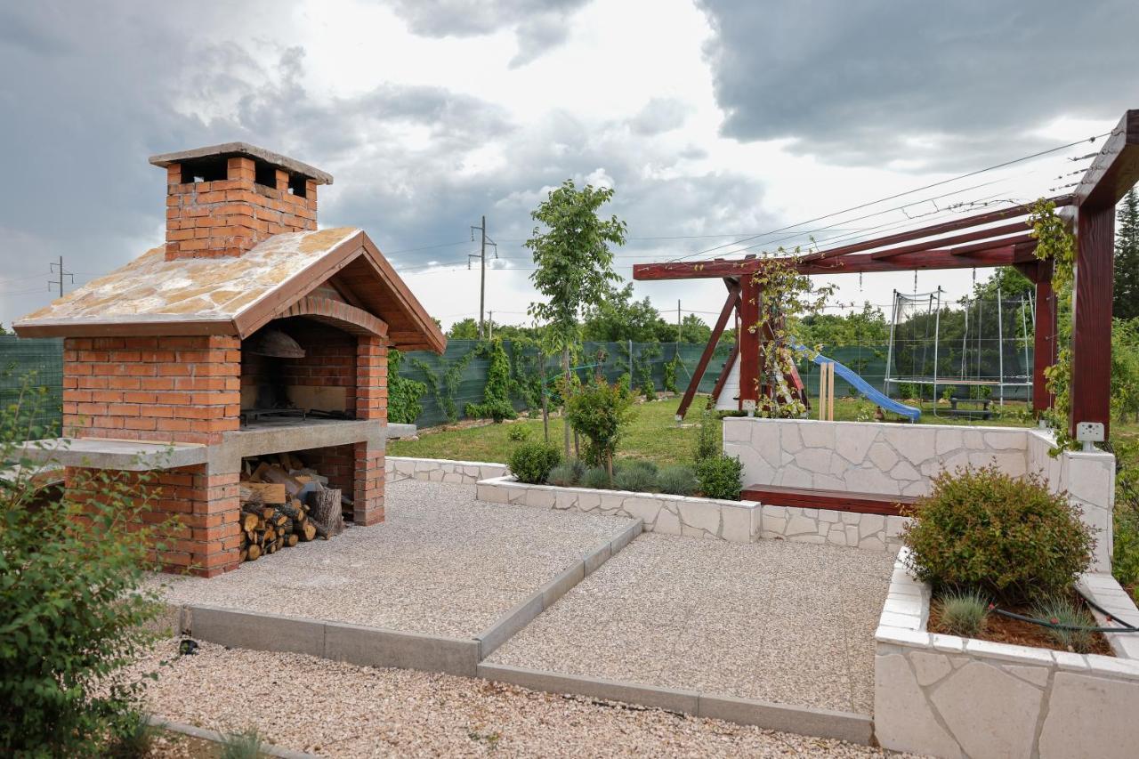 Villa Ena With Pool & Jacuzzi Donji Kasic Buitenkant foto